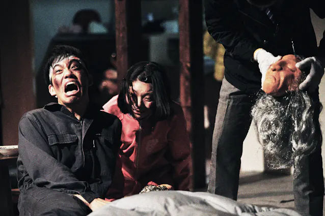 カルト化したコミューン描く新作劇 日本経済新聞