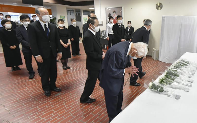 広島市安佐北区役所で行われた追悼式で献花する参列者(6日午前)=共同 広島市安佐北区役所で行われた追悼式で献花する参列者(6日午前)=共同