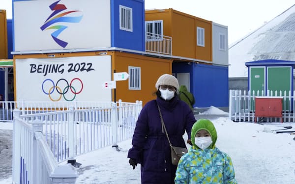 北京冬季五輪のロゴが見られる河北省張家口市の五輪関係施設(2020年12月)=AP