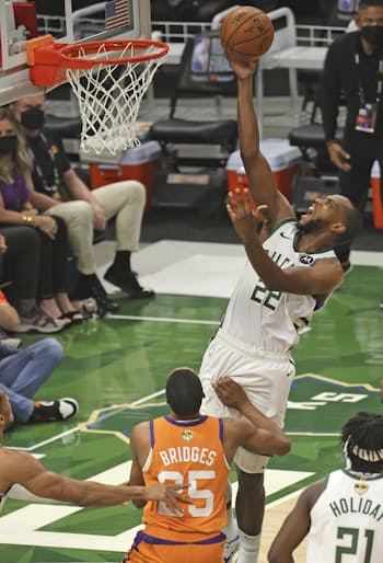 バックスが勝ち2勝2敗に Nba決勝 日本経済新聞 バックスが勝ち2勝2敗に Nba決勝 日本経済新聞