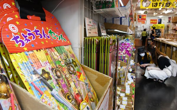 新型コロナ コロナ禍の夏 手持ち花火やビニールプールが人気 日本経済新聞 新型コロナ コロナ禍の夏 手持ち花火やビニールプールが人気 日本経済新聞