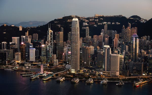 香港には世界の主要な金融機関が拠点を構える＝ロイター