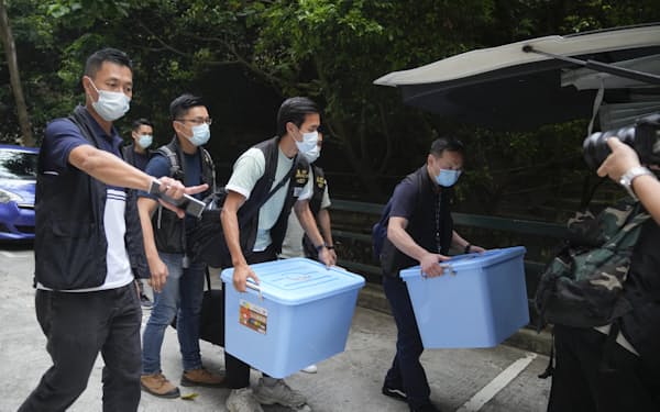 香港大学構内の学生会から書類を押収する警察官＝ＡＰ