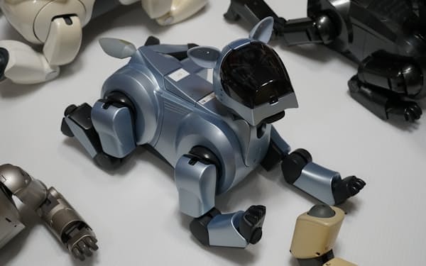 ソニーが1999年から2006年まで販売した先代の動物型ロボット「AIBO（アイボ）」。写真中央は00年に発売した「ERS-210」。先代AIBOは犬型だけでなく、子ライオン型やクマ型など、モデルチェンジするごとに少しずつ異なる外観だった（出所：日経クロステック）