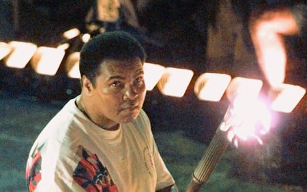 アリ 感動の聖火点灯 1996年アトランタ五輪 日本経済新聞 アリ 感動の聖火点灯 1996年アトランタ五輪 日本経済新聞