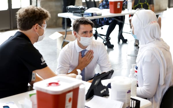 国内のワクチン接種会場を訪れるカナダのトルドー首相（中央、７月２日）＝ロイター