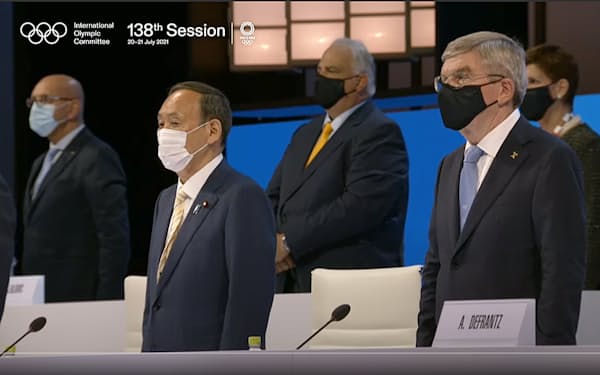 IOC総会の開会式に出席した菅首相とバッハ会長㊨（20日午前）＝YouTubeのIOC公式チャンネルから