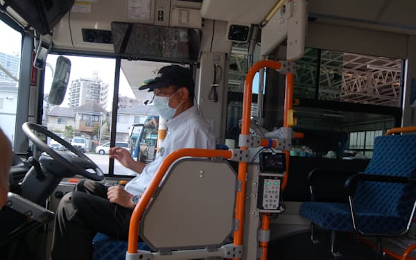 西武バスの新型研修車両は運転士にセンサーを取り付けるなどして、運転技術をデータ化する（埼玉県所沢市）