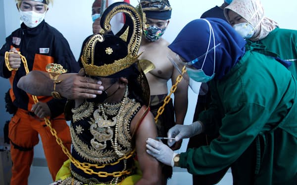 　インドネシアの病院でワクチン接種を受ける男性＝ロイター