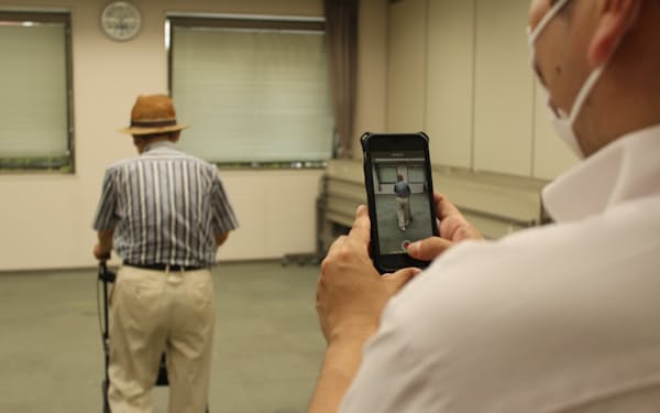 高齢者の歩行を動画で撮影しAIが解析する(川崎市)