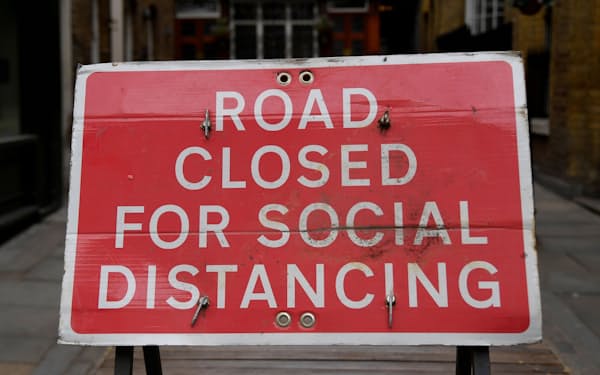 コロナ対策でロンドンの通りに置かれた通行規制の標識（4月）=ロイター