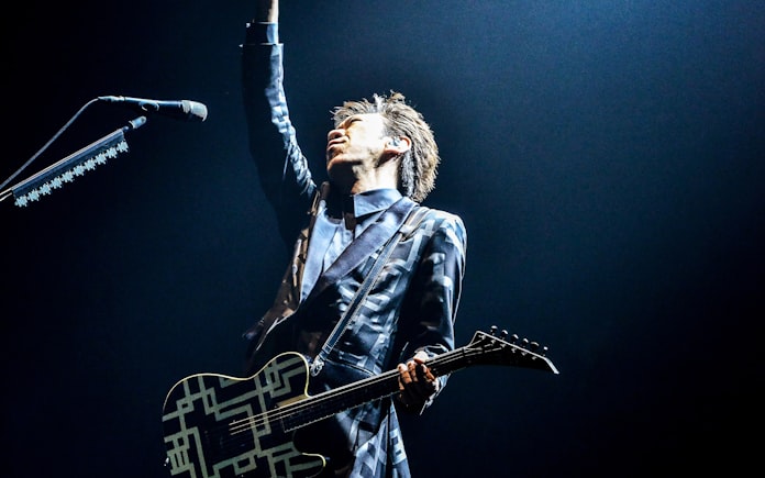 布袋寅泰 ロッカー人生40年 ライブに全て教わった 日本経済新聞 布袋寅泰 ロッカー人生40年 ライブに全て教わった 日本経済新聞