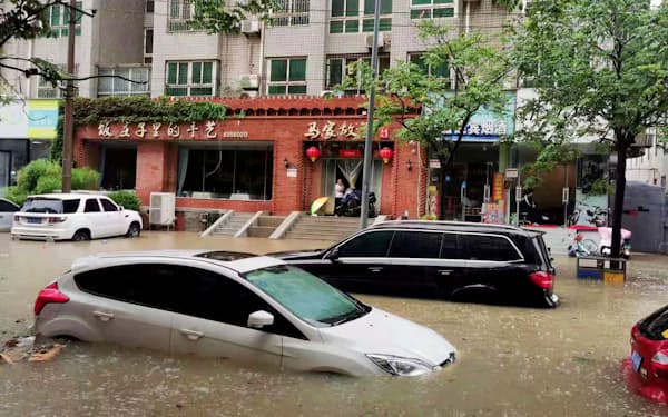 21日、大雨で冠水した鄭州市の道路＝共同
