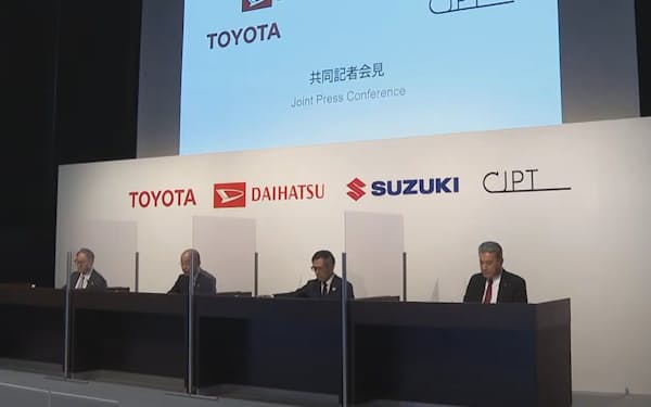 商用車分野の協業を発表するトヨタの豊田社長（左端）ら