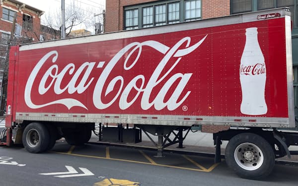 経済再開で外食需要が盛り上がり、コカ・コーラの業績を押し上げた＝ＡＰ