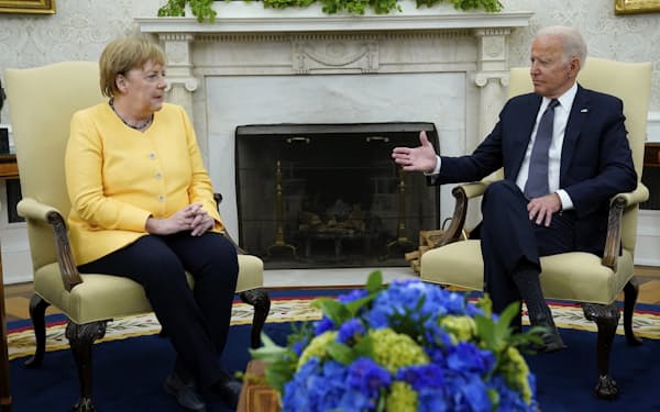 バイデン米大統領（右）は７月中旬にドイツのメルケル首相をホワイトハウスに招いていた＝ＡＰ