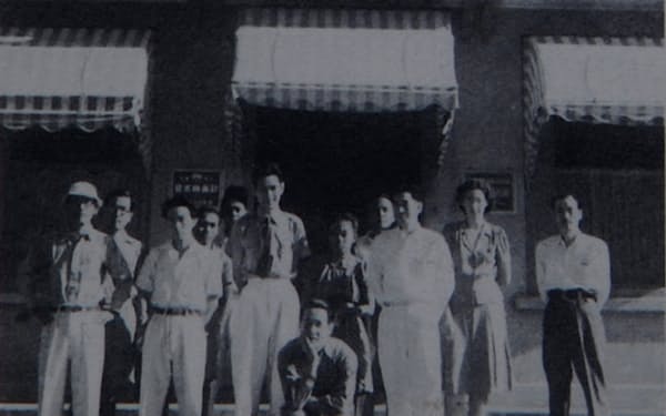 日本映画社ジャワ支局とスタッフたち。左から2人目が伊勢長之助　（C）いせフィルム