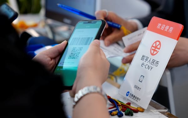 中国では市民も参加するデジタル人民元の実証実験が進む＝ロイター
