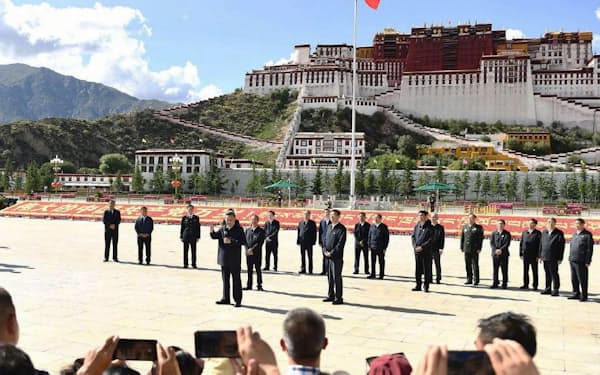 　ポタラ宮（奥）を訪れた中国の習近平国家主席（左から4人目）＝22日、中国チベット自治区ラサ（新華社の「微博（ウェイボ）」から、共同）
