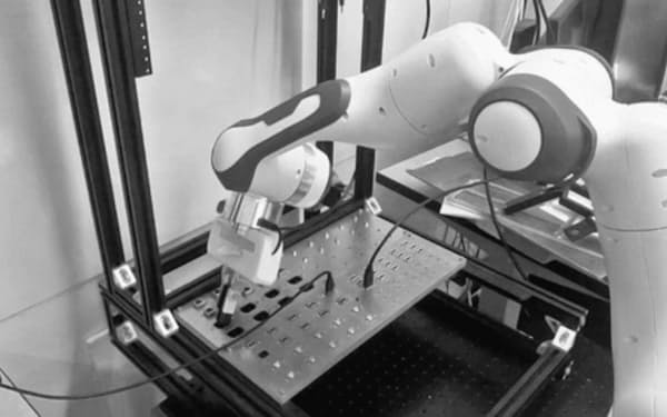 米アルファベットが開発したソフトを使って産業用ロボットを稼働させている様子