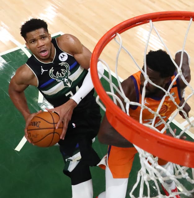 アデトクンボ 夢信じてnba優勝 愛着ある街で戴冠 日本経済新聞 アデトクンボ 夢信じてnba優勝 愛着ある街で戴冠 日本経済新聞
