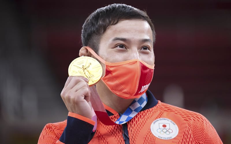 表彰式で金メダルを手にする高藤(24日、日本武道館) 表彰式で金メダルを手にする高藤(24日、日本武道館)