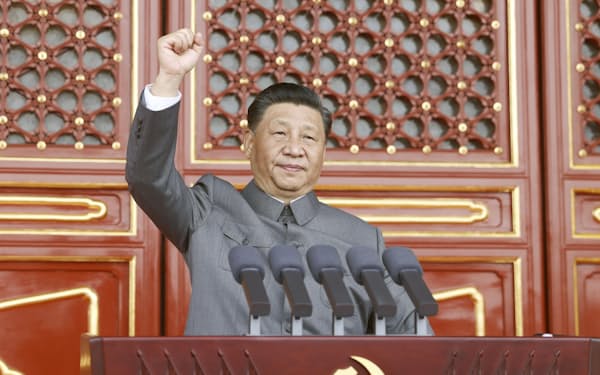 中国共産党創立100年の大会の演説で、拳を振り上げる習近平共産党総書記（7月、北京）=新華社・共同
