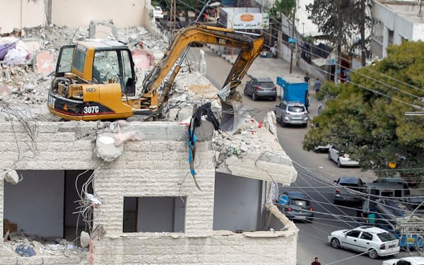 イスラエルの空爆でパレスチナ自治区ガザのビルが破壊された（25日）＝ロイター