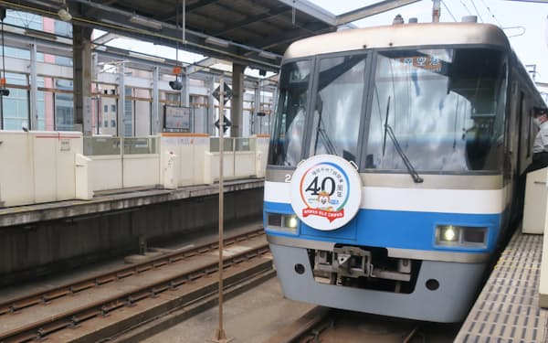 福岡市地下鉄は開業40周年を迎え、記念マーク付きの車両の運行を始めた（26日、福岡市）
