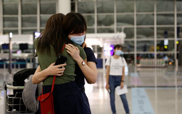 従業員の海外移住を懸念する日系企業も多い（6月、香港国際空港）＝ロイター