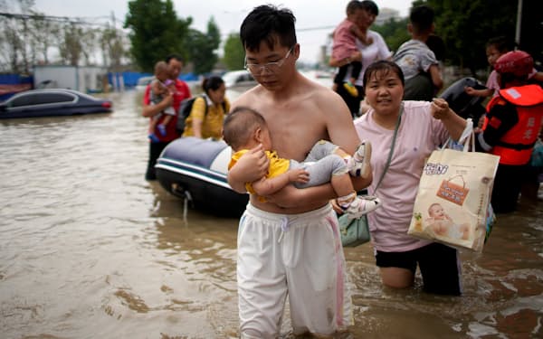 中国河南省鄭州市では中国文明始まって以来という大雨が降って大きな被害が出た＝ロイター