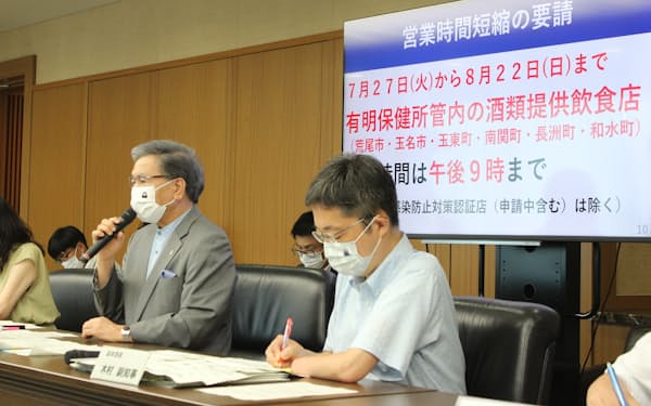 記者会見する熊本県の蒲島知事㊧（26日、県庁）