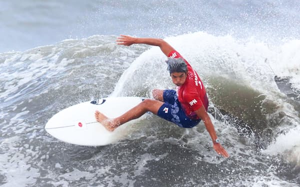 サーフィン男子決勝で波を攻める五十嵐カノア