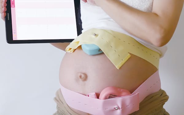分娩監視装置「ｉＣＴＧ」を妊娠中のおなかに装着し、タブレット端末で確認する