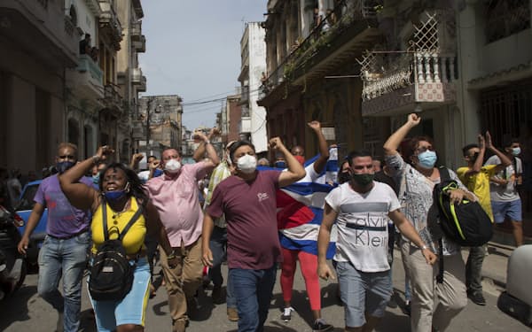 キューバでの反政府デモは1994年以来の規模となった(11日、ハバナ)=AP