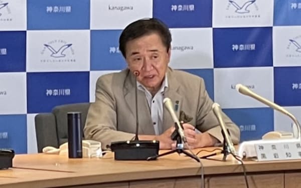神奈川県の黒岩知事は感染者数が「激増状態」と警戒感を示した（28日、県庁）