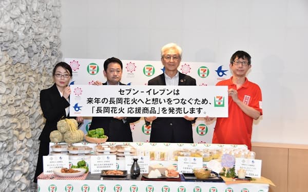 記念撮影する磯田市長（左から３番目）ら（28日、長岡市）