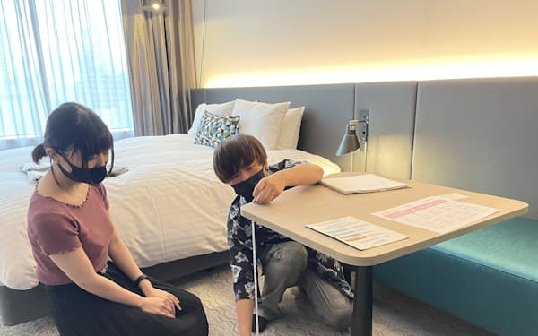 客室内の家具の寸法を測る大阪芸術大の学生