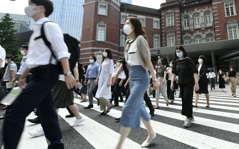 マスク姿で職場に向かう人たち(12日午前、東京・丸の内) マスク姿で職場に向かう人たち(12日午前、東京・丸の内)