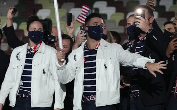 東京五輪の開会式で米国旗を持って行進するエディ・アルバレス＝AP