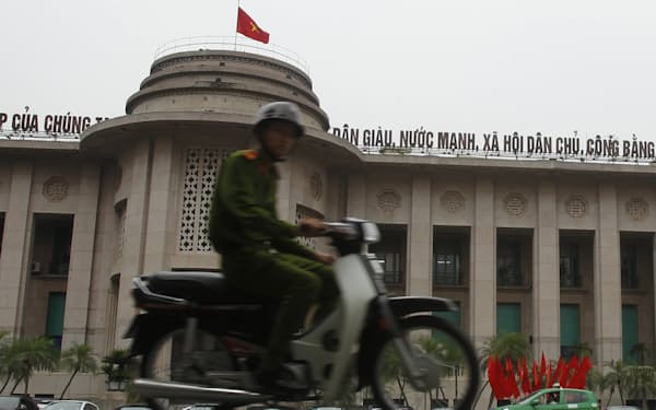 ベトナムは金融の最先端分野への参入を目指す（2013年、ハノイの中央銀行）＝ロイター