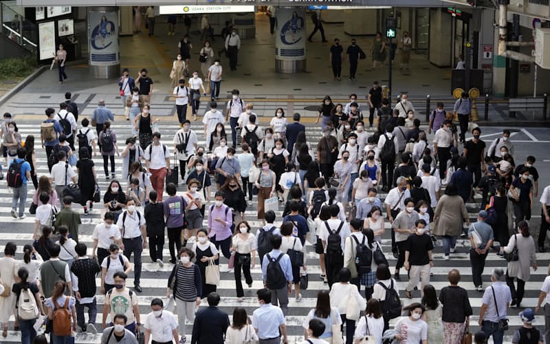 大阪・梅田をマスク姿で歩く人たち=29日午後 大阪・梅田をマスク姿で歩く人たち=29日午後