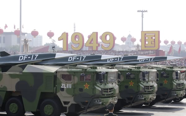 中国が2019年10月の軍事パレードで公開した極超音速で飛来する新型ミサイル「DF-17」（東風17）＝ロイター

