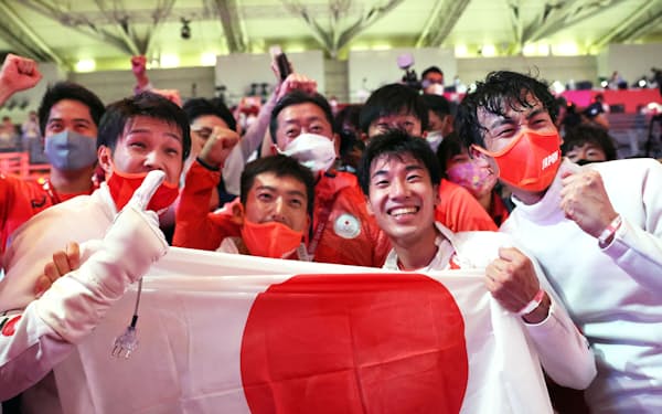 金メダルを獲得し、笑顔の日本チーム（30日、千葉市）