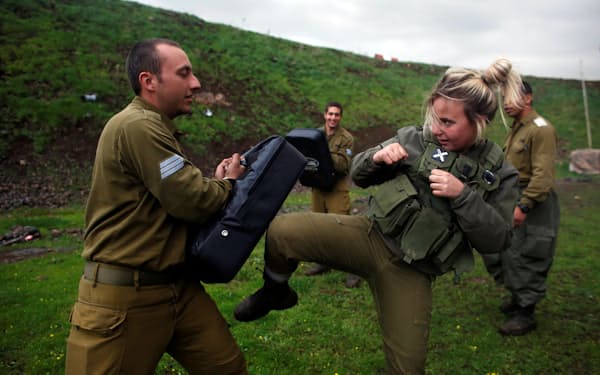 訓練を受けるイスラエルの女性兵士＝ロイター
