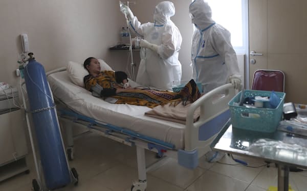 感染拡大が続くインドネシアでは医療の逼迫が深刻に（２９日、ジャカルタ市内の病院）=AP 