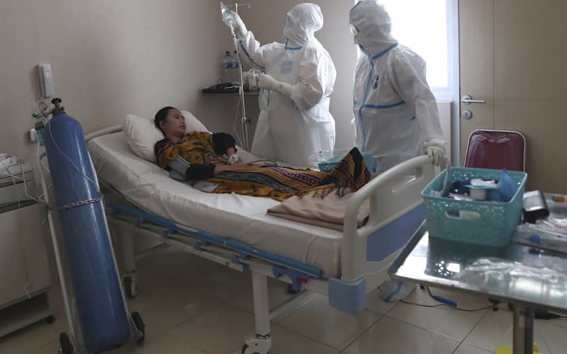感染拡大が続くインドネシアでは医療の逼迫が深刻に(29日、ジャカルタ市内の病院)=AP 感染拡大が続くインドネシアでは医療の逼迫が深刻に(29日、ジャカルタ市内の病院)=AP