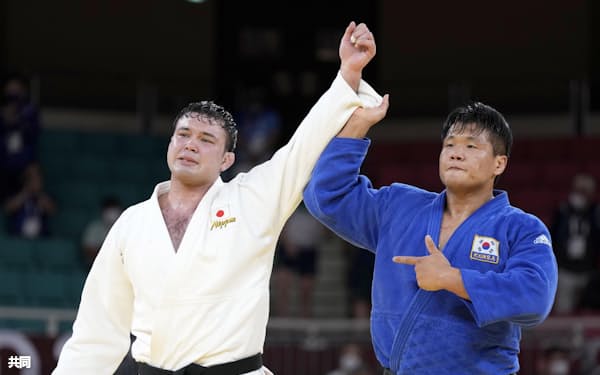 柔道男子100キロ級決勝を制したウルフ・アロン(左)。右は銀メダルの韓国の趙グハム=共同