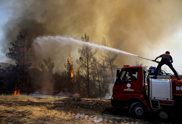 トルコで山火事相次ぐ 消防士含め死者8人に 日本経済新聞 トルコで山火事相次ぐ 消防士含め死者8人に 日本経済新聞