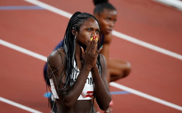 女子200メートル準決勝を２位で通過したエムボマ＝ロイター